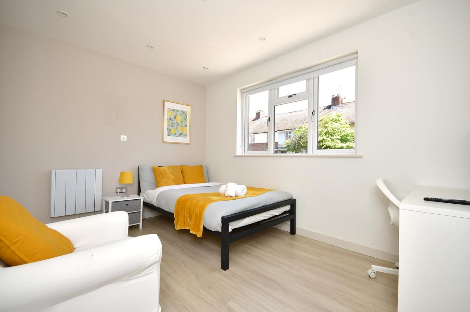 Gasthof Morden Stratford 1 With Shared Bathroom